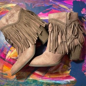 Amazing pop brand Fringe Bootie size 9.5M. Preowned in good condition.